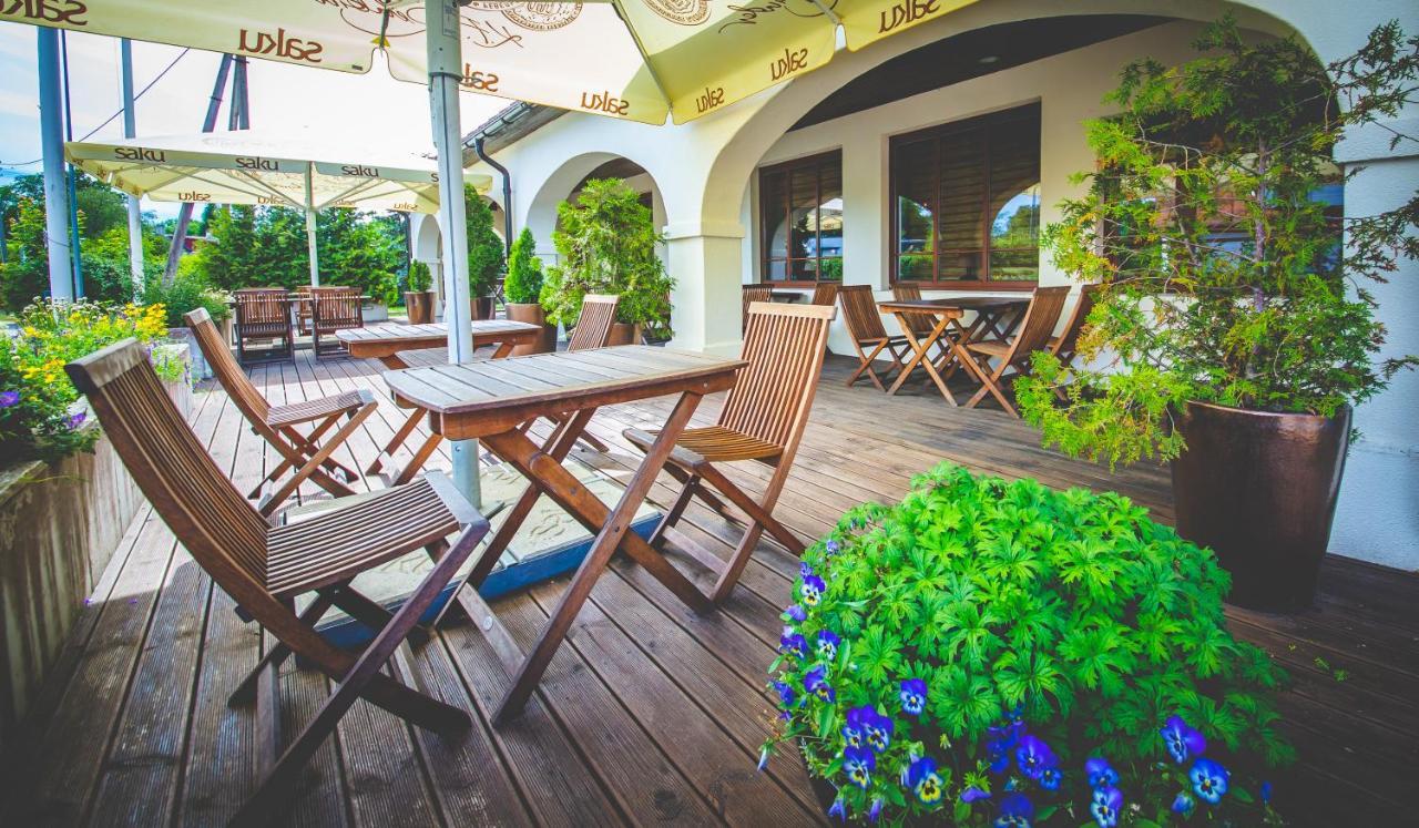 Hotel Liilia Kaina Екстер'єр фото