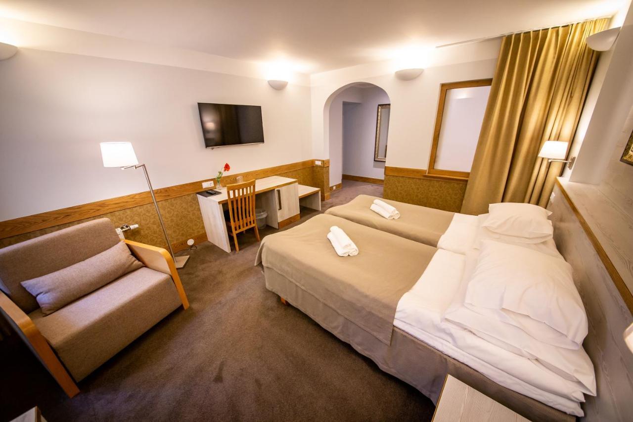 Hotel Liilia Kaina Екстер'єр фото